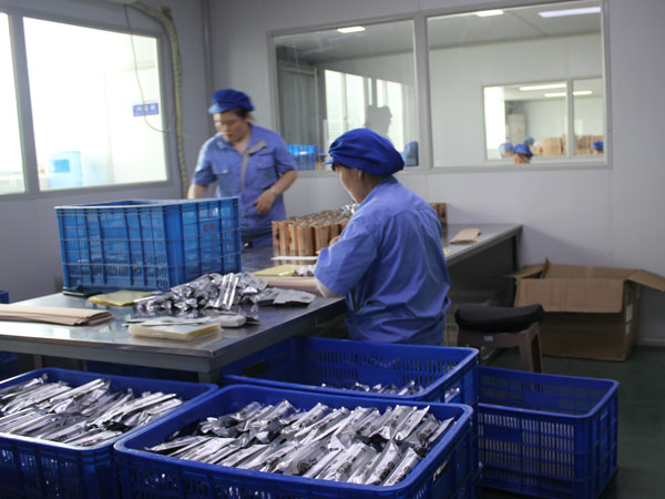 自己做膏藥生產商自己建廠合適還是找代加工廠家合作貼牌？